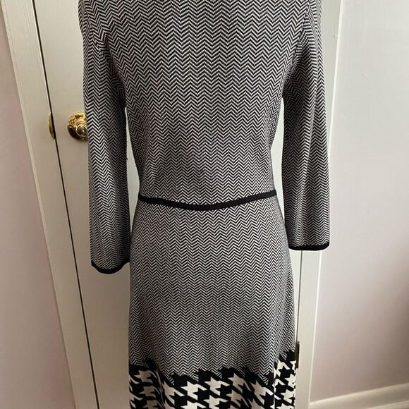 Nine West V-Neck Sweater Dress M | Chevron + Houndstooth | Chic Monochrome Knit - Picture 5 of 9